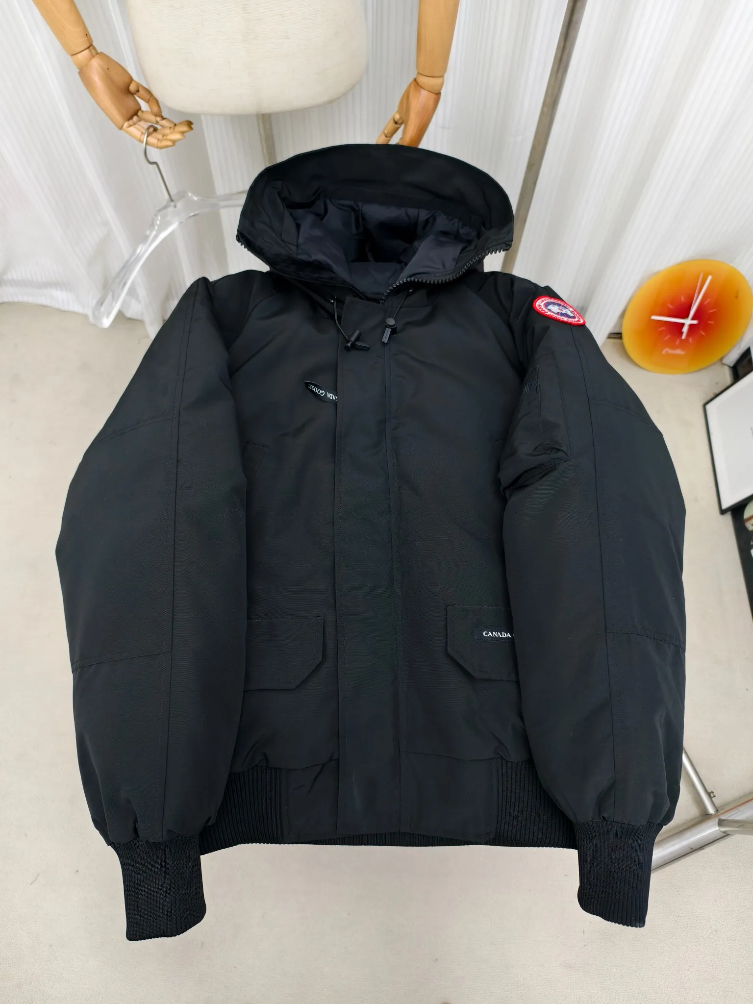 P720 ————2050M model/new 01 model (high version) Canada goose Canada Goose Chilliwack bomber jacket is one of our popular styles. The upgraded version adopts streamlined hood details and improved trimmings. The Chilliwack bomber jacket was originally designed for pilots in the post-war no-man's land in northern Canada. It is durable, warm and easy to move. The inside is filled with white duck down, which has higher thermal insulation performance. Chilliwack's iconic style, enduring popularity, is a popular jacket from Canada Goose. Customize your parka with our variety of interchangeable hood trim accessories to extend the coverage of your hood. Hip-length, the bomber jacket's knitted cuffs and hem are mid-length for freedom of movement. Rib knit cuffs and hem improve fit and seal in heat.  2050M is an upgraded version of the old version 01. Color: black, gray, off-white, navy. Size: XS-2XL